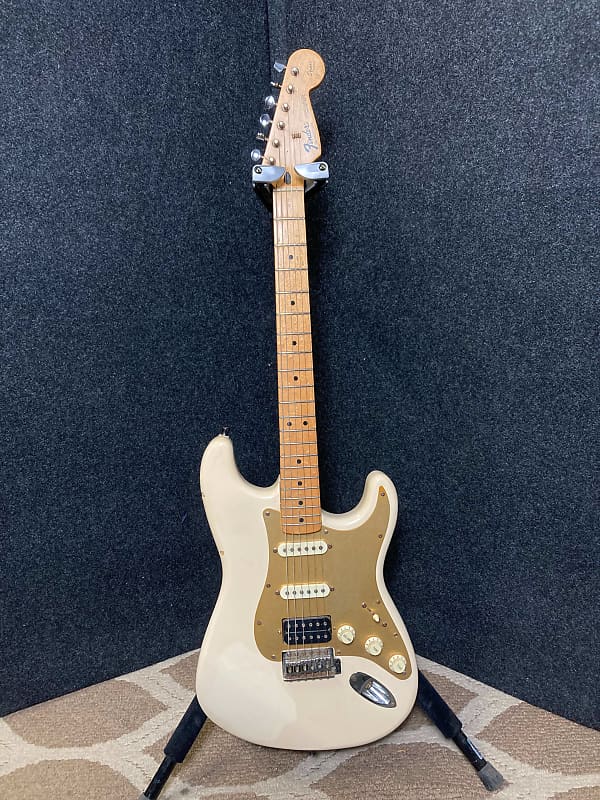 Fender "Squier Series" Standard Stratocaster with Maple Fretboard 1992 - 1996 Arctic White image 1