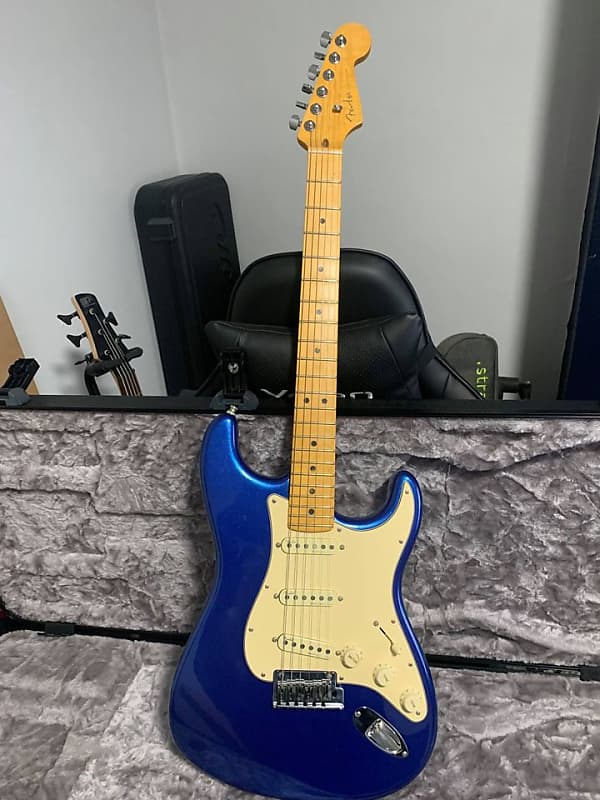 Fender American Ultra Stratocaster with Maple Fretboard 2019 - 2021 Cobra  Blue