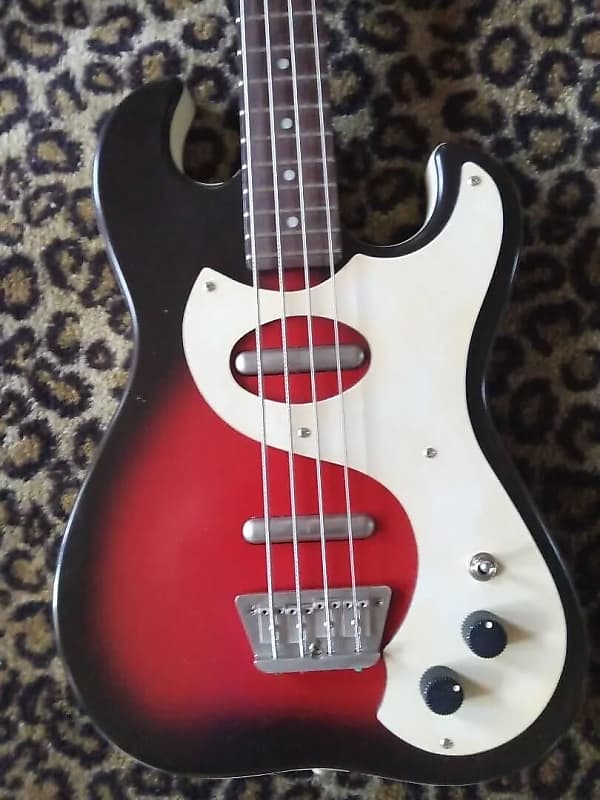 Danelectro 63 Reissue Short Scale Bass 2008 Red Burst Reverb