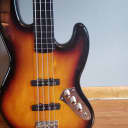 Squier Vintage Modified Jazz Bass Fretless 3-Color Sunburst AND Fender FB610 Gig Bag