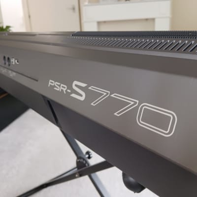 Yamaha PSR-S770 61-Key Arranger Workstation 2018 Model (Imported)