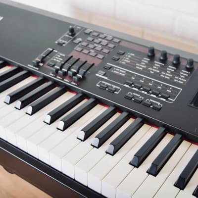 Yamaha S70xs keyboard synthesizer in near mint condition-76