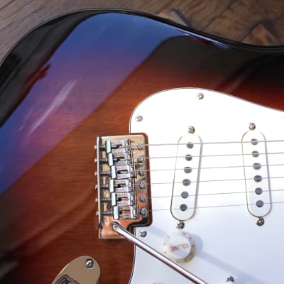 Squier Classic Vibe '60s Stratocaster, Laurel Fingerboard, 3-Color Sunburst, 3, 27 KG imagen 4
