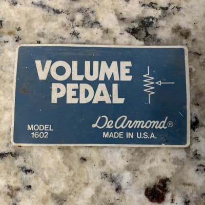 DeArmond Volume Pedal Badge Logo image 1