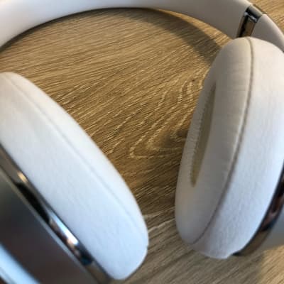 Beats by Dre Solo 2 Wireless On-Ear Headphones - Silver image 5