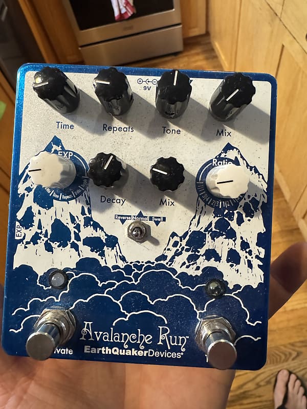 EarthQuaker Devices Avalanche Run Stereo Reverb & Delay with Tap Tempo V2 Limited Edition