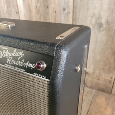 Fender custom vibrolux store reverb 40w details