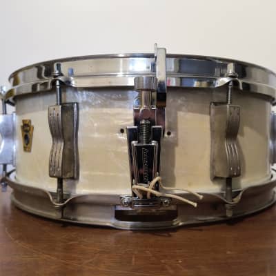 Vintage 1959 Ludwig Jazz Festival 5 x 14 Snare Drum in White Marine Pearl Transition Badge image 2