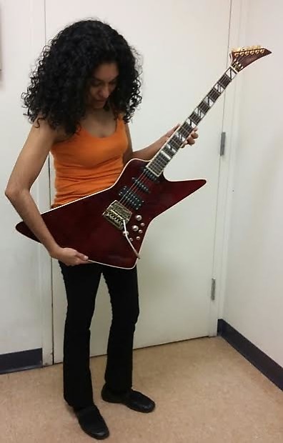Hondo explorer guitar hotsell