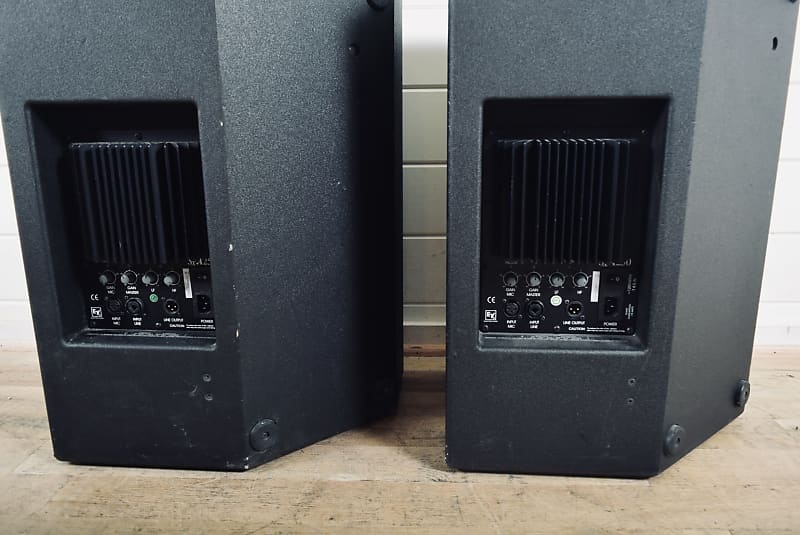 EV Electro-Voice SxA250 パワードスピーカー ElectroVoice SXA250 Powered PA Speaker | zZounds