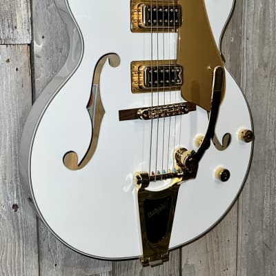2023 Gretsch G5422TG  Electromatic Double Cutaway Hollow Body with Bigsby, Gold Hardware , Snow Crest White image 2