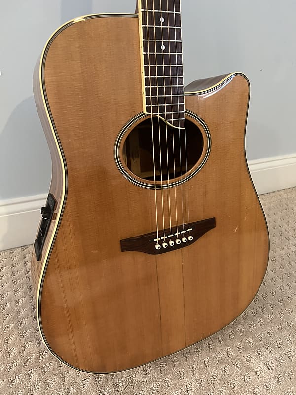 Washburn DC60E Lexington guitar with sunburst color scheme