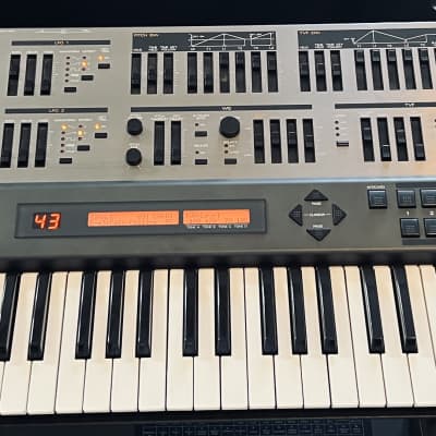 Roland JD-800 61-Key Programmable Synthesizer 1991 - 1995 - Carbon