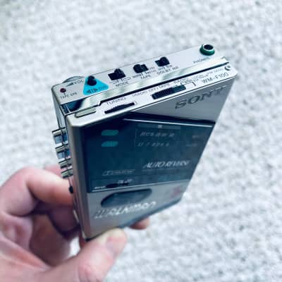 [RARE] Sony WM F100 Walkman Cassette Player, Near Mint Silver ! Working ! image 5