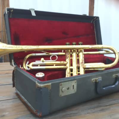Buescher Aristocrat Trumpet 1963 - Patina gold, 2 mouthpieces image 1
