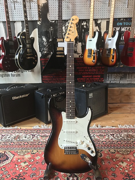 Fender Powered by Roland G-5 VG Stratocaster 2011 2 Tone Sunburst