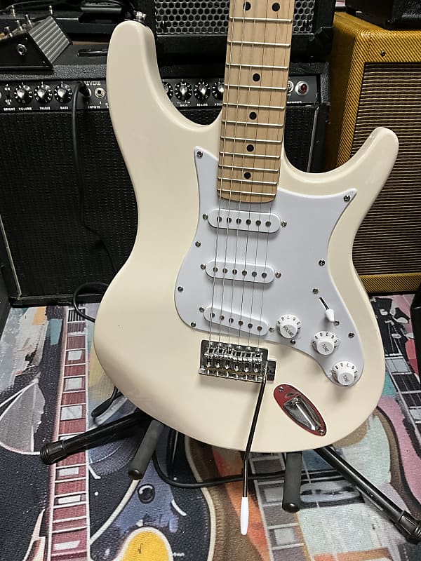 Behringer IAXE 624 CENTARI USB Guitar in white solid body