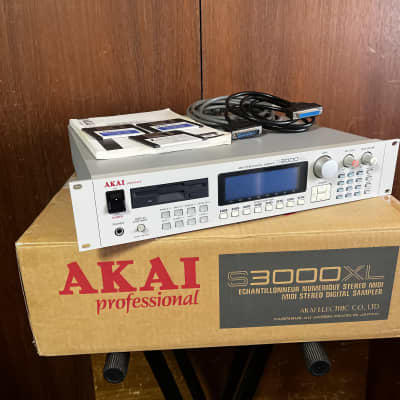 Akai S3000XL MIDI STEREO DIGITAL SAMPLER SYSTEM 2.00 w/ box