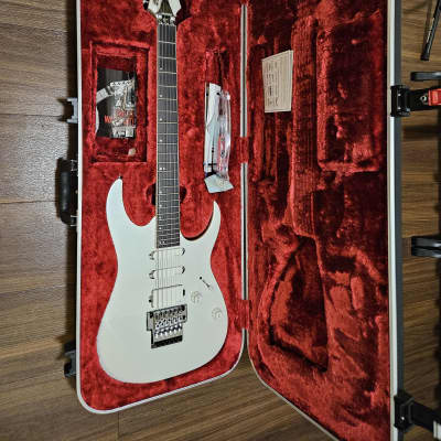 Ibanez RG5440C-PW Prestige RG 6-String Guitar, Pearl White