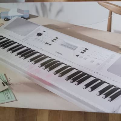 Yamaha EZ-300 61-Key Portable Keyboard with Light-Up Keys NEW
