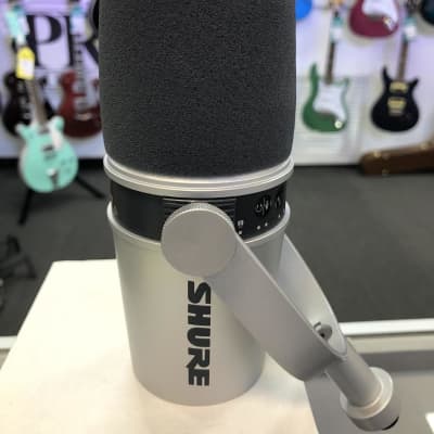 Shure MV7 MOTIV™ Podcastmikrofon Sølv, I lager