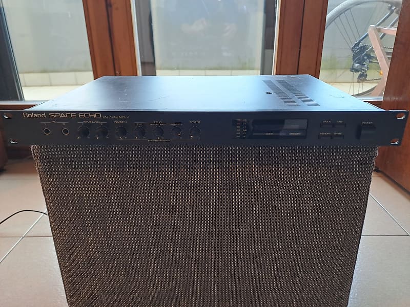 Roland RE-3 Digital Space Echo | Reverb