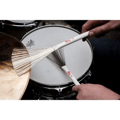 Vic Firth WB Retractable Adjustable Wire Jazz Brushes w/ Medium Gauge Wire image 3