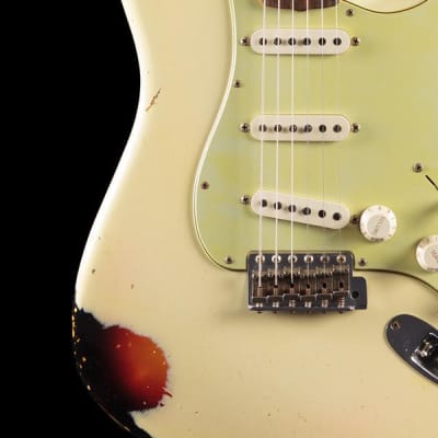 Fender Custom Shop 1960 Stratocaster® Heavy Relic Vintage White over 3-Tone Sunburst (606) - R69606 image 5
