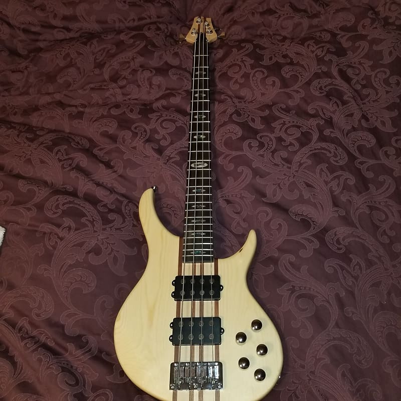 Deviser deals bass guitar