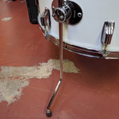 Early 1970s Rogers 16 x 18" White Wrap Floor Tom - Looks And Sounds Great! image 3