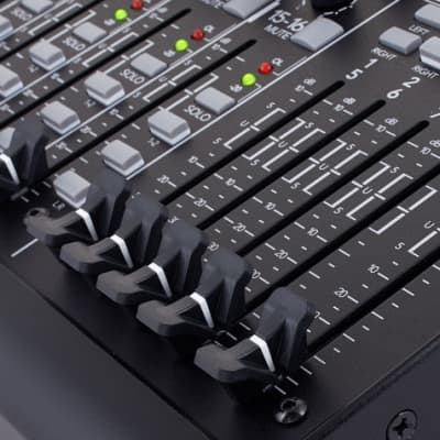 Mackie 1642VLZ4 16-Channel Mic / Line Mixer image 12