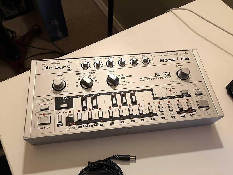 Dinsync RE-303 Bass Line: Roland TB-303 Replica