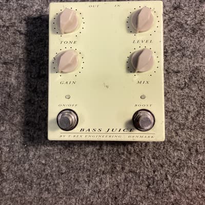 → T-REX EFFECTS ← Pedals for guitar and bass players!