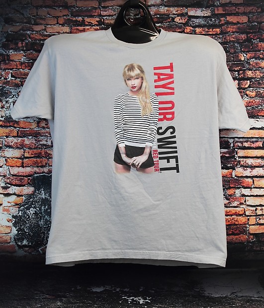 Dallas Taylor Benefit Concert Tシャツ Bashfortheworld T-Shirt From Dallas With Love Tour 2024
