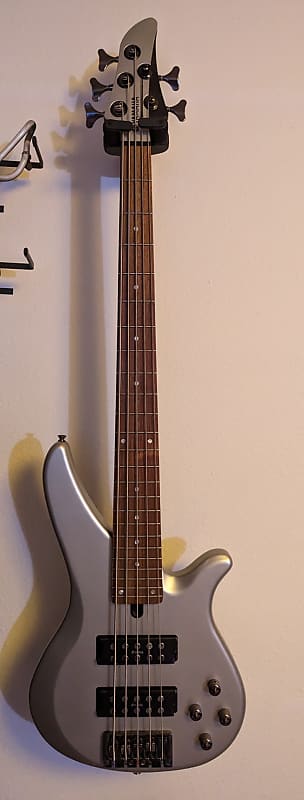 ベース YAMAHA RBX375 DISC Yamaha RBX375 5-String Bass Guitar, Pearl at Gear4music