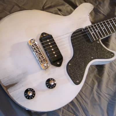 Harden Engineering- DC1, double cut, distressed arctic white, with hardshell case 2023 image 2
