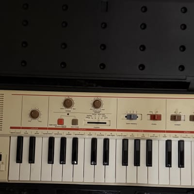 Casio MT-40 Casiotone 37-Key Synthesizer 1981 - 1982 - White