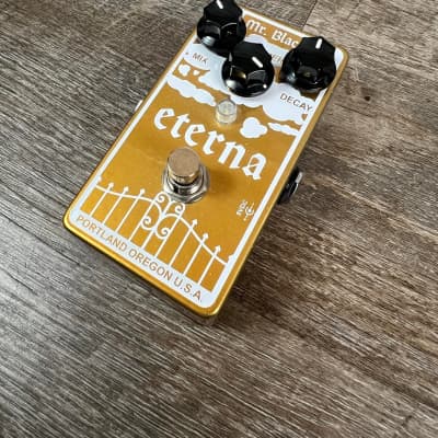 Mr. Black Eterna Gold Modified Shimmering Reverberator - YouTube