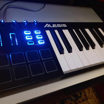 Alesis V25 25-key USB MIDI Controller with Beat Pads 2017 - 2022 - Black