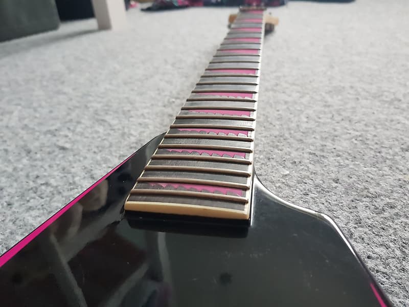 Kaya（Schwarz Stein） / JACK ROSE ESP LTD ALEXI 600 SAWTOOTH PINK SIGNATURE MODEL (CASE
