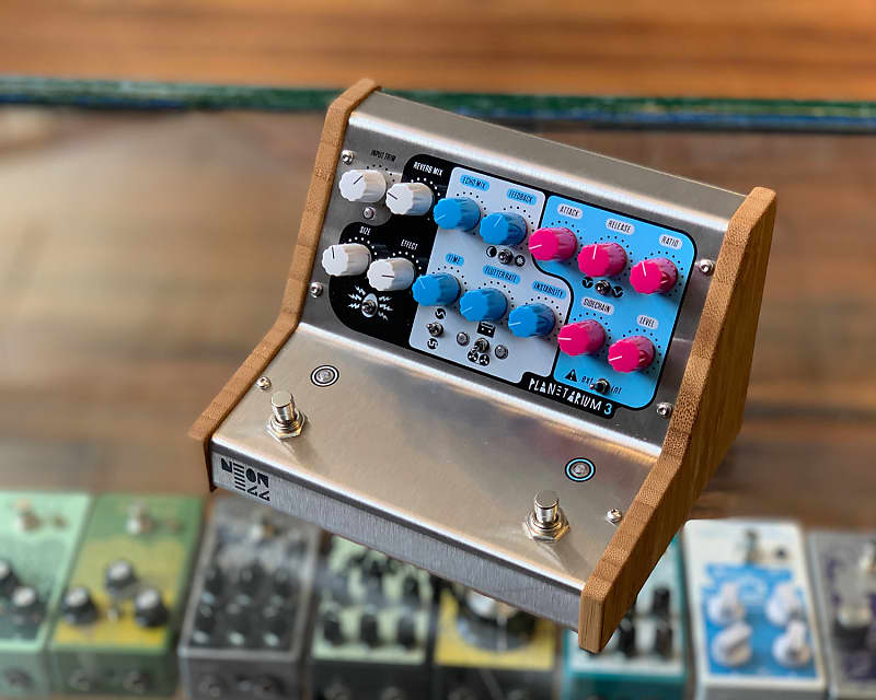 Neon Egg Planetarium 3 - Reverb / Chorus / Echo / Compressor
