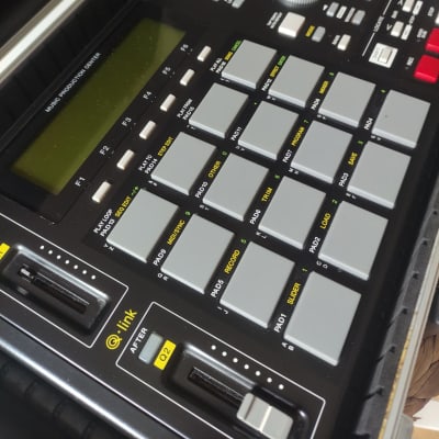 Akai MPC1000  - Black + Hard Case + 32GB Memory