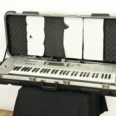 Korg TRITON Le 61-Key Music Workstation Keyboard with Case CG01LHZ