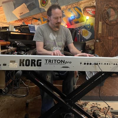 Korg Triton Pro 76-Key 62-Voice Polyphonic Workstation 1999 - 2000 - Silver