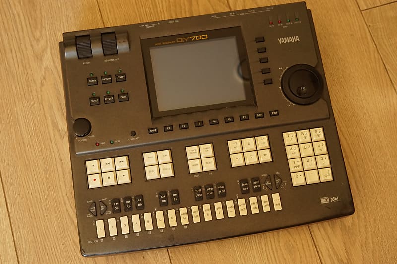 Yamaha QY-700 image 1