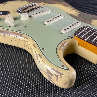 Fender Custom Shop, LTD 1960 Dual Mag II Stratocaster, Super Heavy Relic- Aged Vintage White (7lbs 12oz) image 6