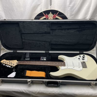 Line 6 Variax Standard Guitar with Road Runner Case 2015 - White for sale