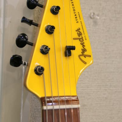 Fender USA Body/Mexico Neck Stratocaster 2018 - Yellow image 6