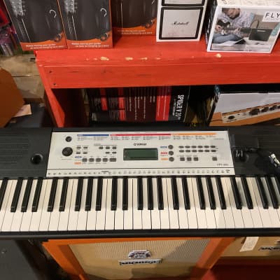Yamaha YPT-260 61-Key Portable Keyboard