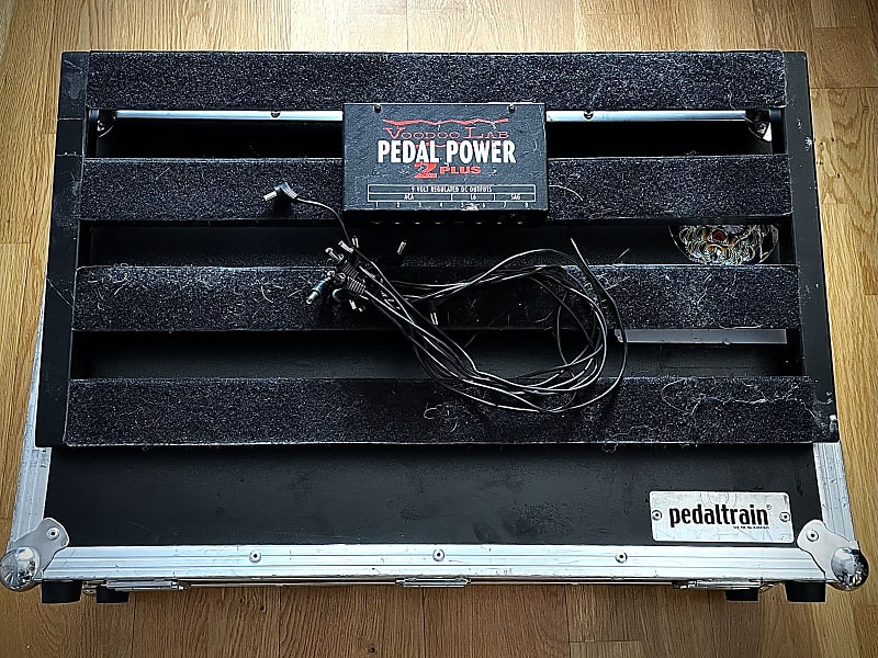 Pedaltrain Classic 2 + Hardcase + Voodoo Power Plus 2 | Reverb